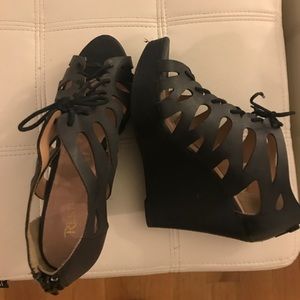 Restricted lace up wedge 🖤